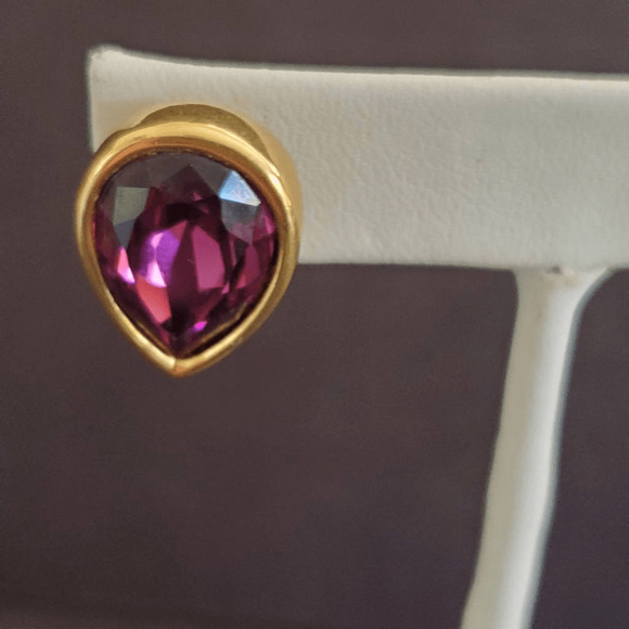VTG‎ Swarovski Stud Earrings Purple Teardrop Stones 80's Gold Plated Signed SAL - Picture 7 of 7